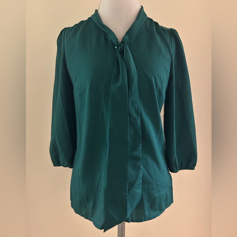 💚Pretty Green Blouse w/Tie on front